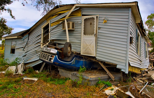 john-middelkoop-97NjFpxA5DA-unsplash.1) Professional Storm Damage Cleanup